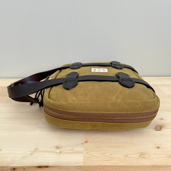 SOLD Filson Tin Cloth Grip Case 70058 for iPad / Tablet / eReader, Dark tan - Picture 12 of 13